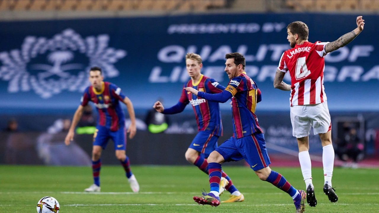 Momento de la final de la Supercopa de España 2021 de fútbol, disputada entre FC Barcelona y Athletic Club, con victoria bilbaína en la prórroga (3-2), en el estadio de La Cartuja de Sevilla