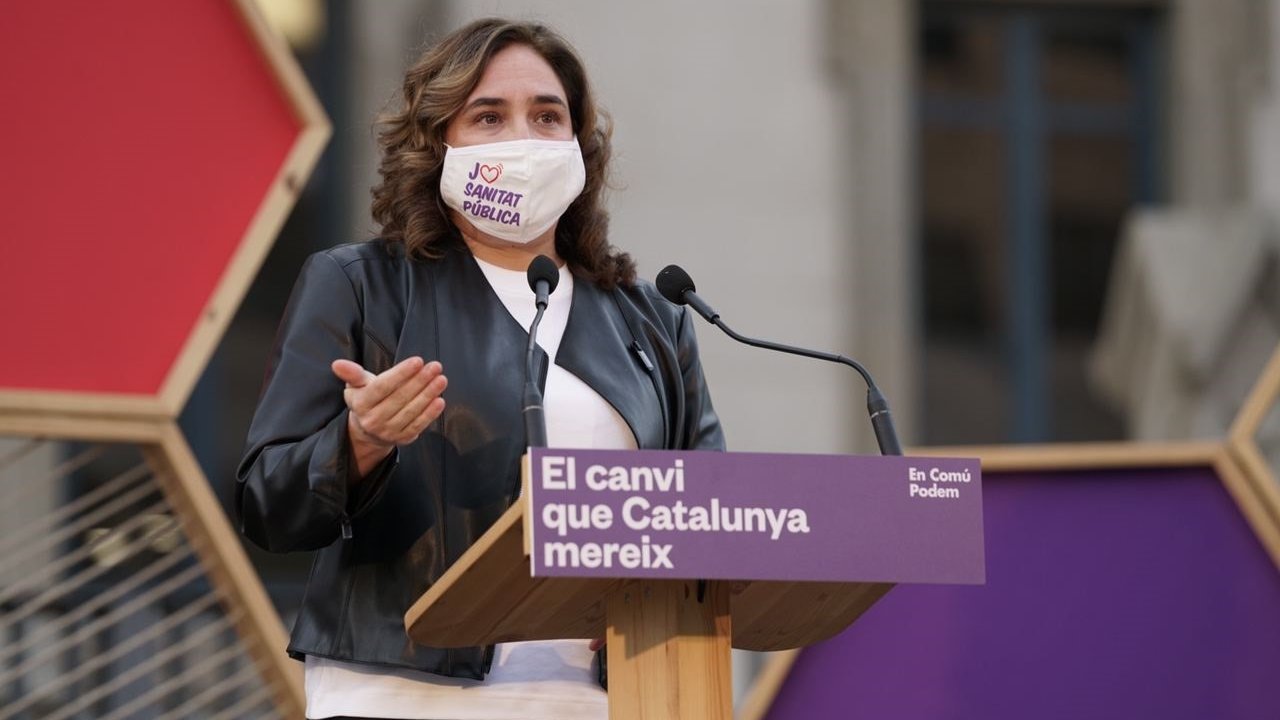 La alcaldesa de Barcelona, Ada Colau, en el acto de apertura de campaña de los comuns ante el Hospital Clínic