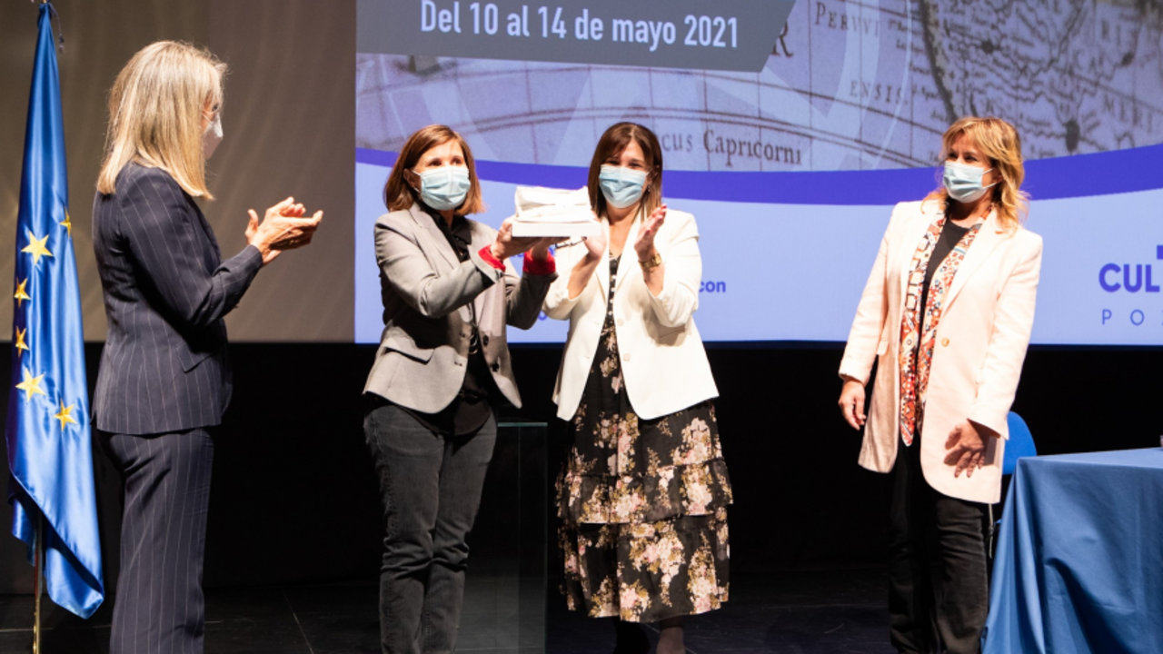 Pérez Quislant entrega el II Premio de Novela Histórica de Pozuelo de Alarcón a María Montesinos