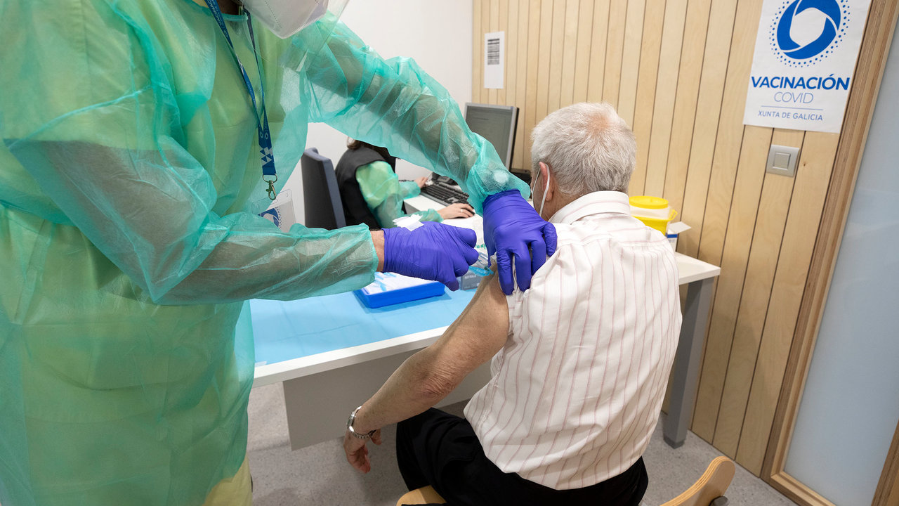 inicio vacinacion maiores de 80 anos no centro medico do milladoiro