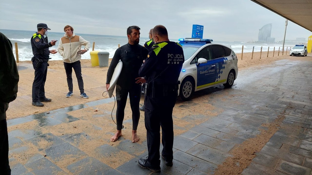 Surfista multado en Barcelona.