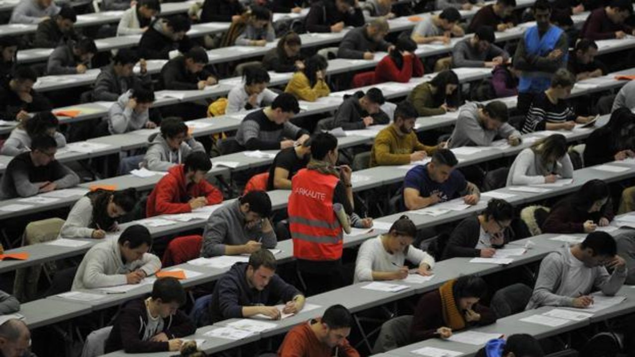 Opositores en un examen en Bilbao.