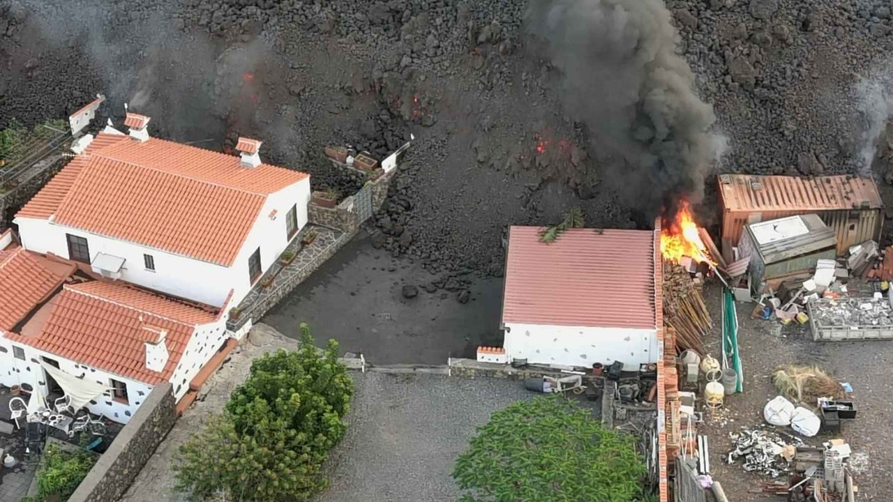 Casas engullidas por la lava del volcán de Cumbre Vieja.