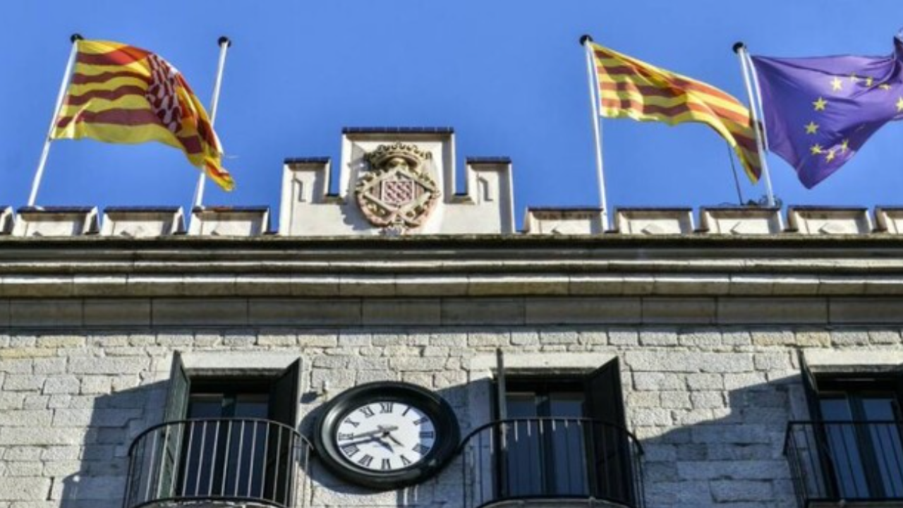 Ayuntamiento de un municipio de Cataluña sin la bandera española.