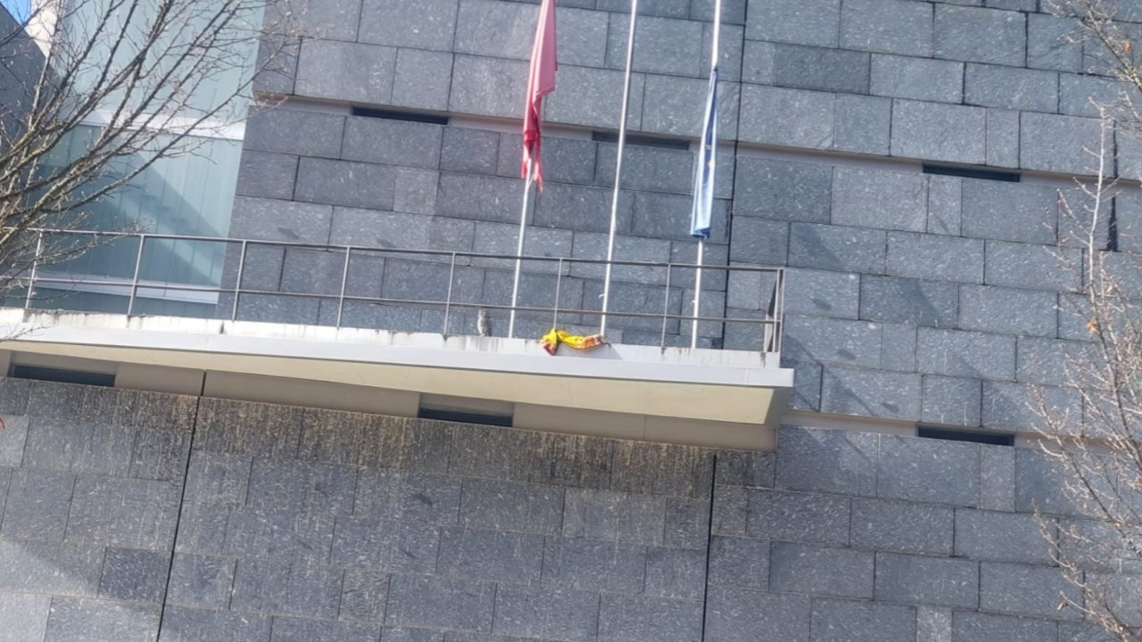 Bandera española caída del mastil en la Biblioteca de Pamplona