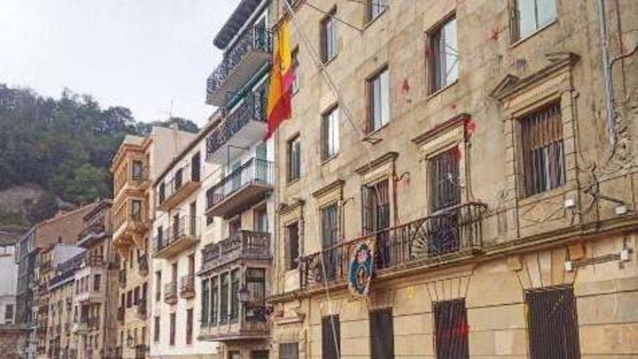 Izado de bandera en San Sebastián.