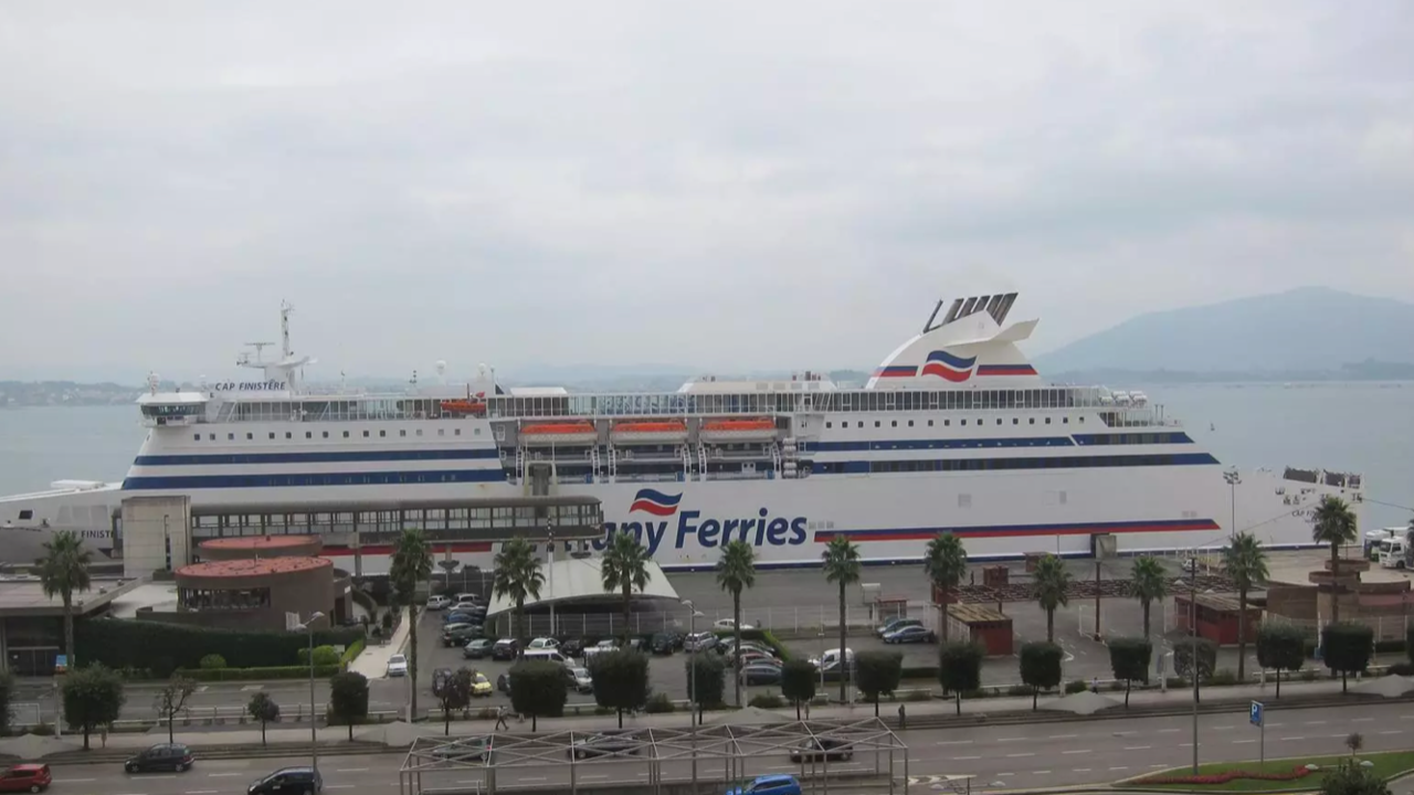 Ferry en el puerto de Santander.