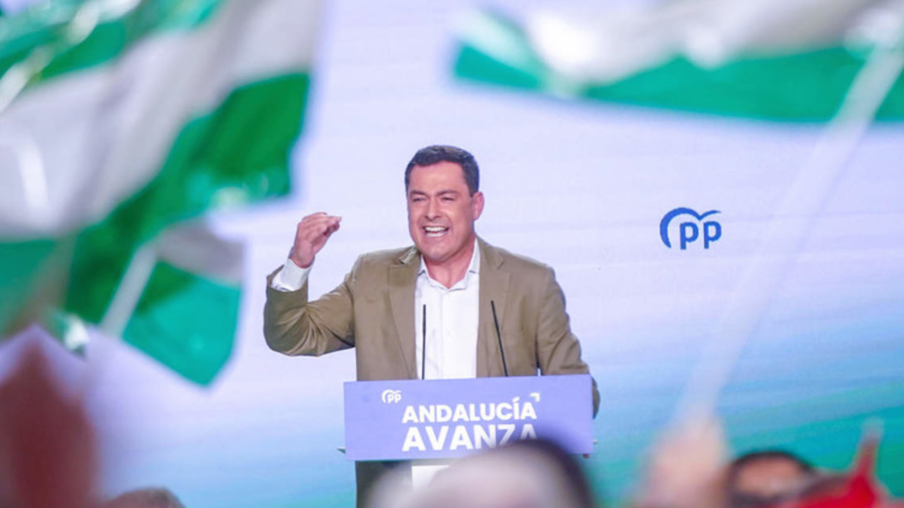 El presidente del PP-A y candidato a la reelección como presidente de la Junta de Andalucía, Juanma Moreno, en la clausura de un acto en Sevilla