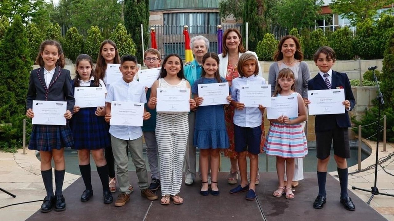 Foto de familia de los ganadores junto a Eva Cabello Rioja, Concejal de Educación de Pozuelo de Alarcón