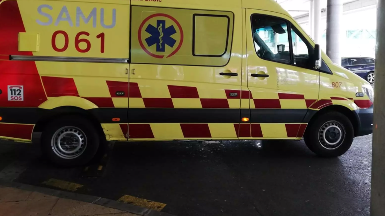 Archivo - Una ambulancia de soporte vital básico del SAMU 061 de Baleares.
