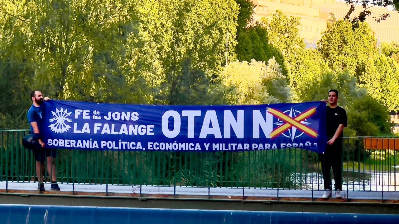 Falangistas despliegan en Madrid una pancarta contra la OTAN.