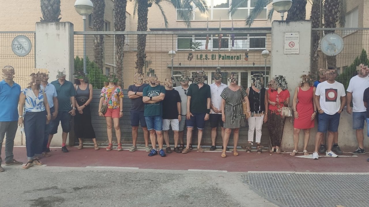 Docentes concentrados contra el equipo directivo del IES El Palmeral (Orihuela, Alicante).