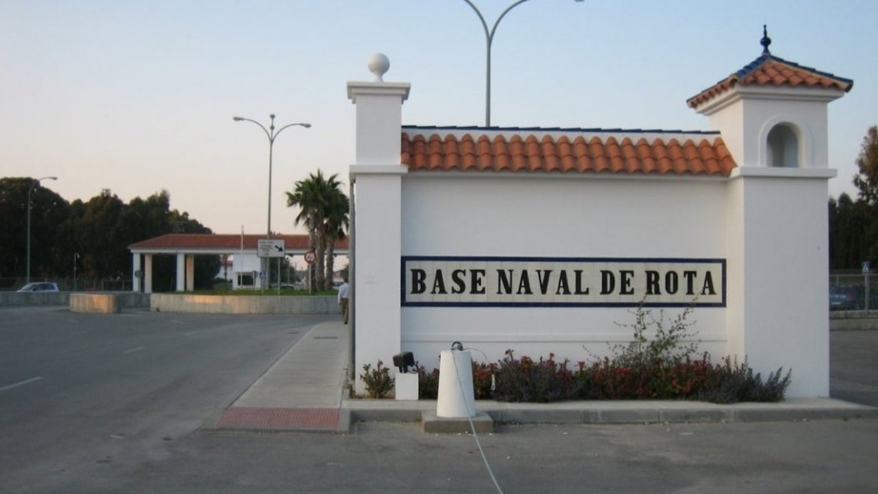 Acceso a la base naval de Rota. 