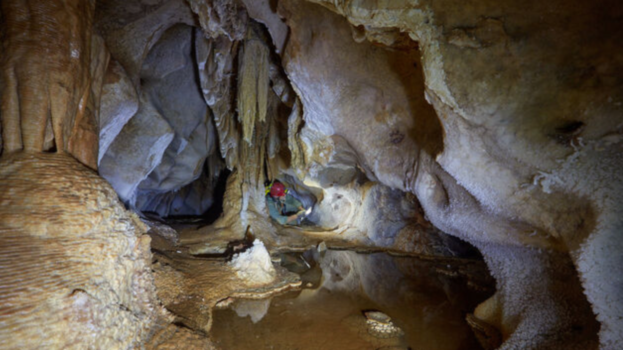 Un espeleólogo en el interior de la cueva de La Araña. Twitter.