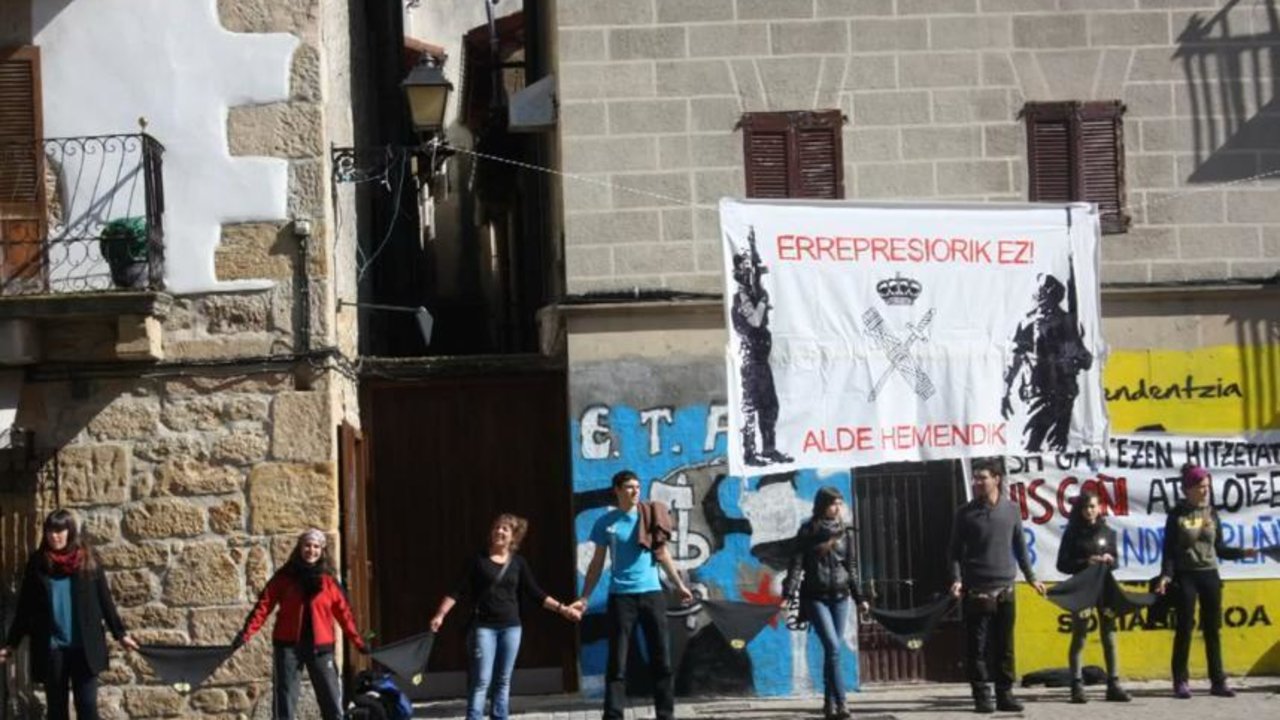 Varios anagramas de ETA eran visibles en la plaza de Alsasua donde se celebró la manifestación contra la Guardia Civil.