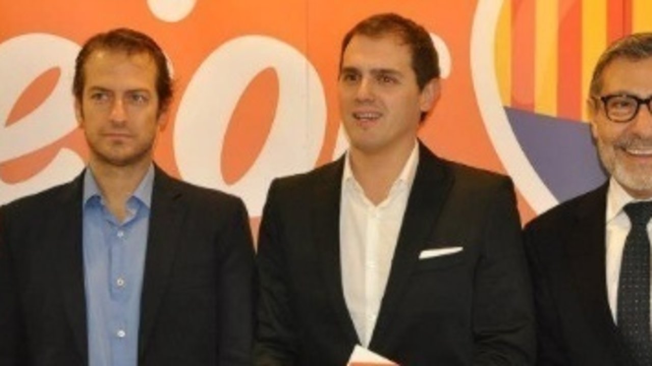 El líder de Ciutadans, Albert Rivera (en el centro), con el ex ministro valenciano Antoni Asunción (derecha).