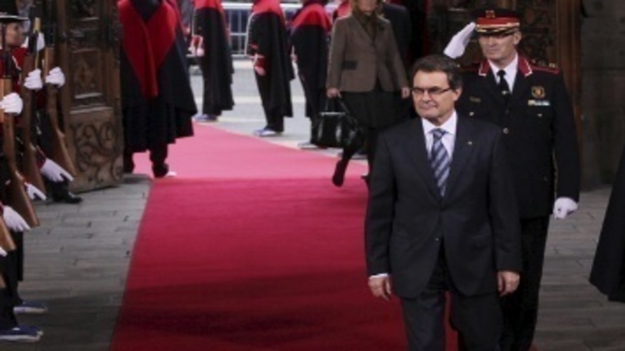 El presidente de la Generalitat de Cataluña pasa ante los Mossos d'Esquadra en su última toma de posesión.