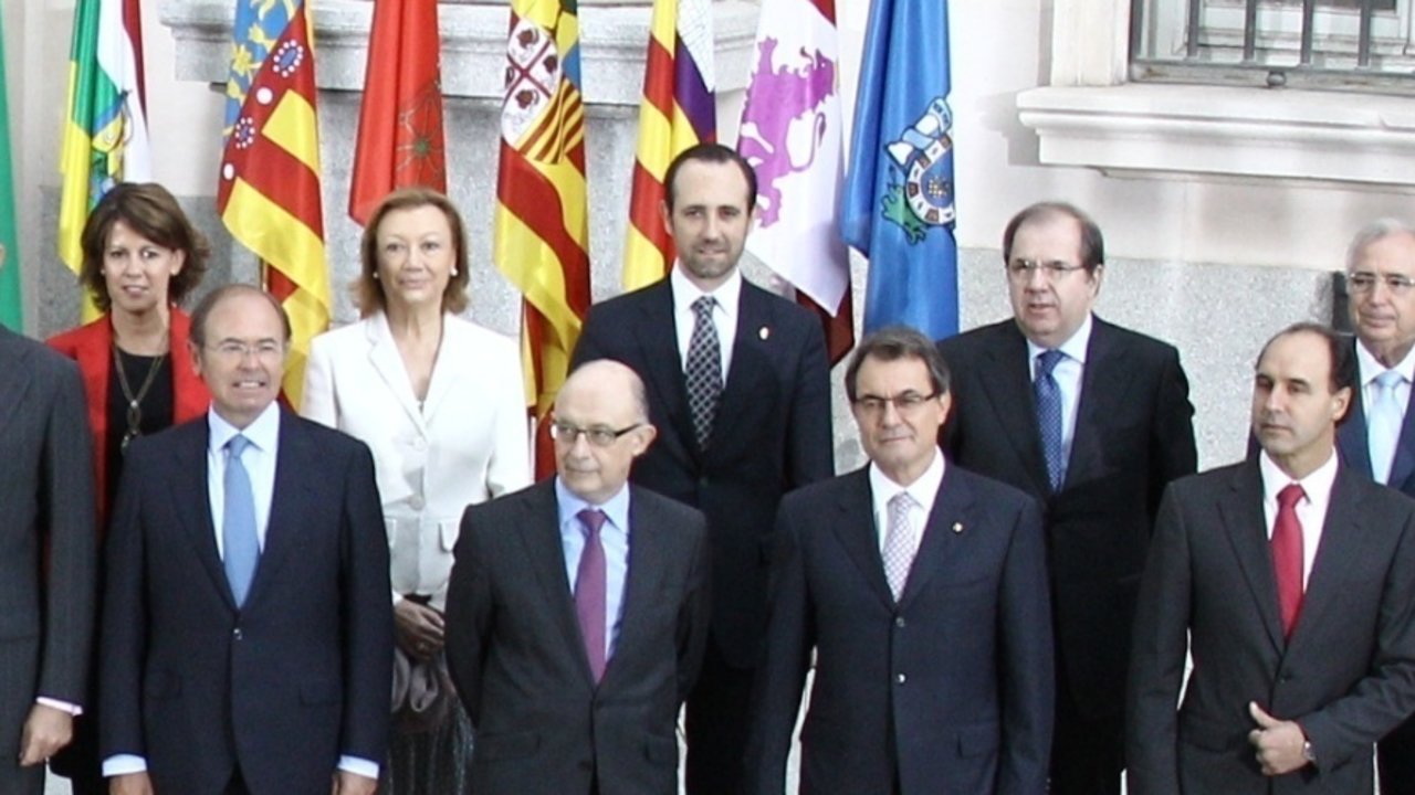 El ministro de Hacienda, Cristóbal Montoro, con varios presidentes autonómicos y el Príncipe, en una Conferencia de Presidentes.