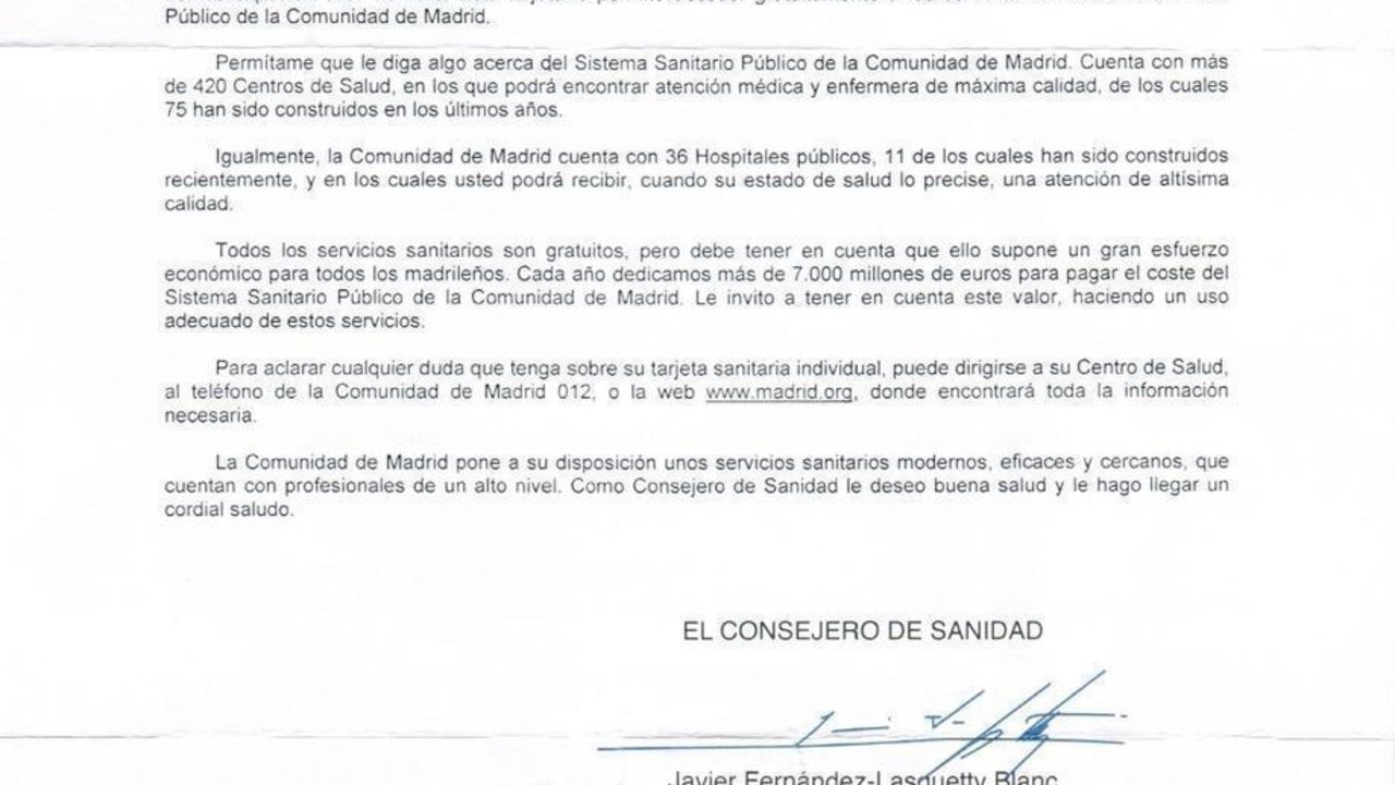 Carta firmada por el ex consejero de Sanidad de Madrid que reciben los madrileños con su nueva Tarjeta Sanitaria.