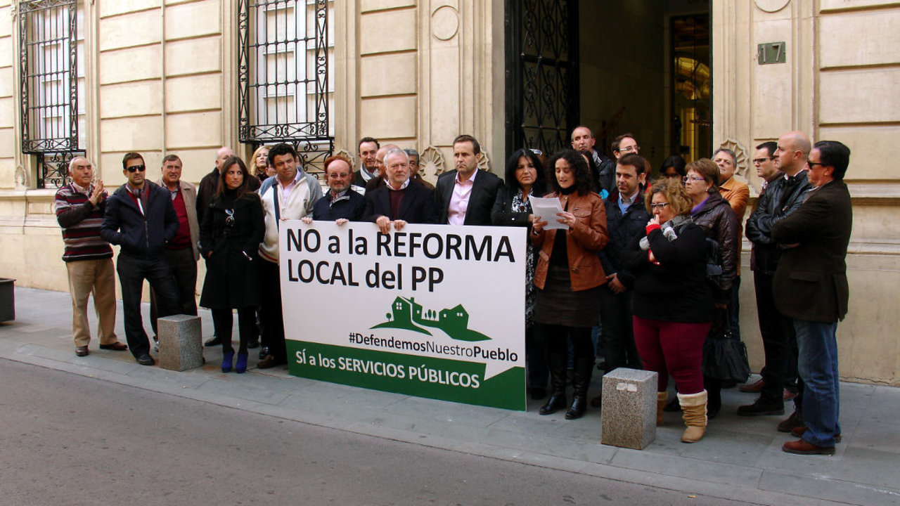 Concentración de alcaldes y ediles socialistas contra la reforma local frente a la Diputación Provincial de Almería.