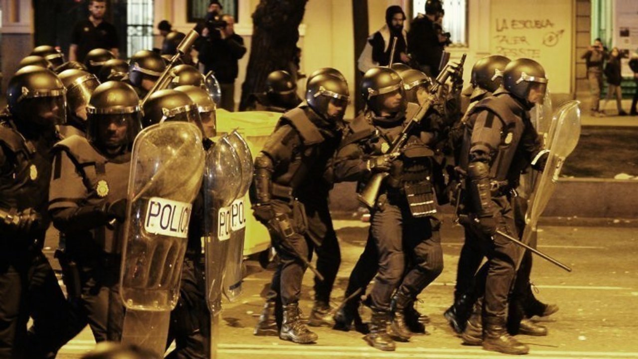 Policías antidisturbios durante su intervención en Madrid el 22 de marzo.