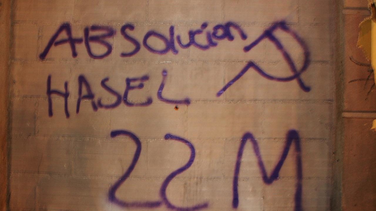 Pintada en favor del rapero Pablo Hassel, que está siempre enjuiciado por enaltecer el terrorismo de ETA, GRAPO y Terra Lliure.