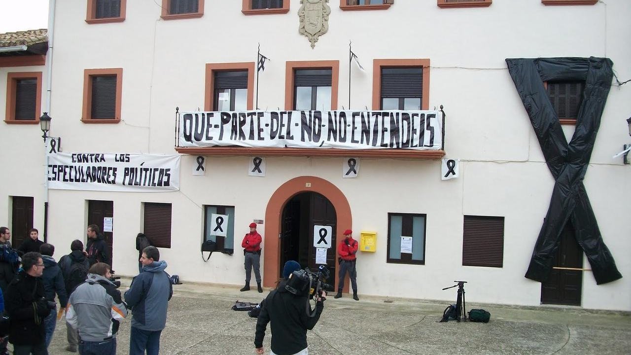 Fachada del ayuntamiento de Garinoaín con pancartas contra Derecha Navarra y Española.