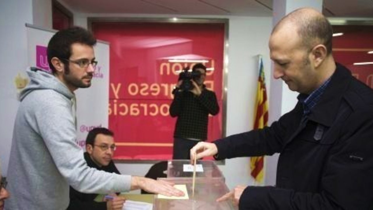 El coordinador de UPyD en la Comunidad Valenciana, Alexis Marí, vota en las primarias en las que fue elegido.