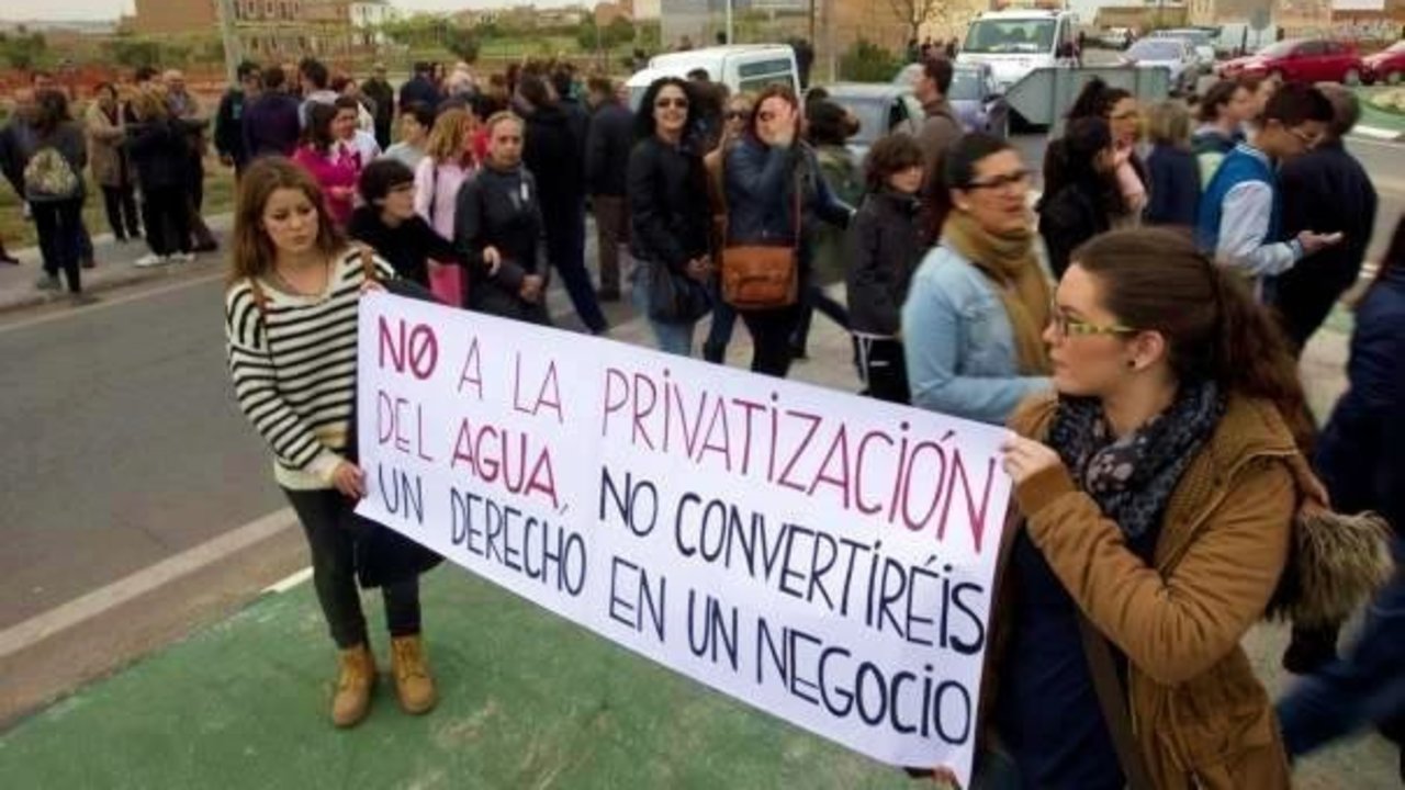 Protesta de los vecinos afectados por cortes de agua en Valencia.