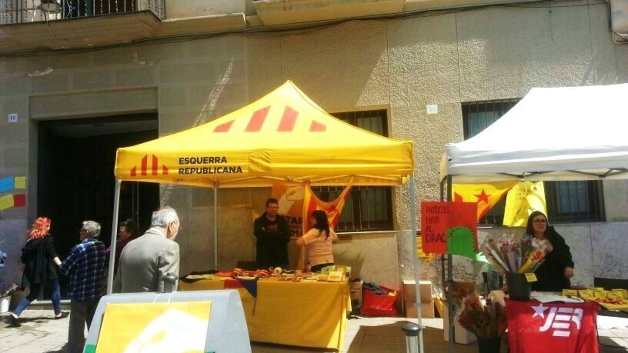 Puesto de Esquerra Republicana de Catalunya por Sant Jordi a la entrada del colegio Cor de María.