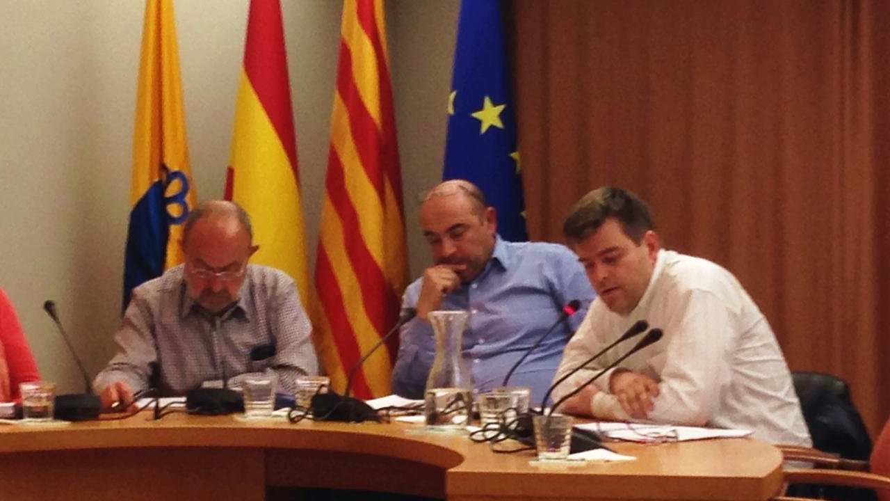 El concejal Pablo Barranco (derecha) presenta su moción contra la cesión del padrón municipal.