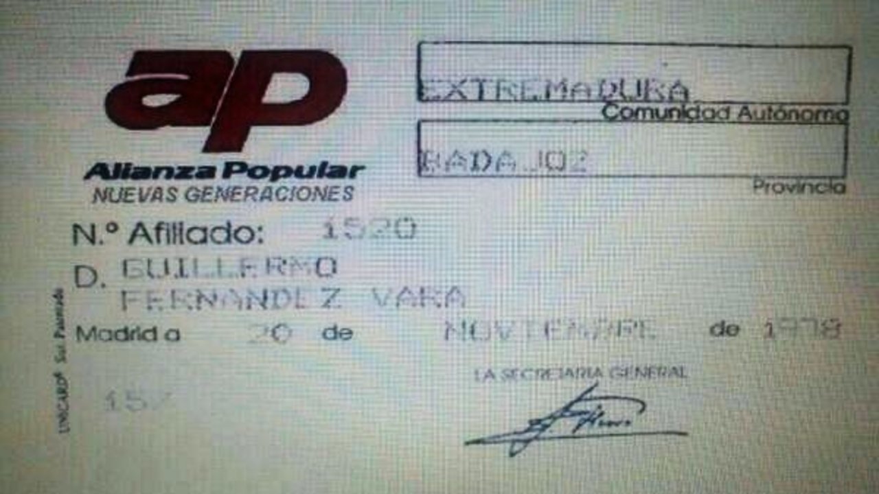 Carnet de afiliados de Guillermo Fernández Vara a Alianza Popular.