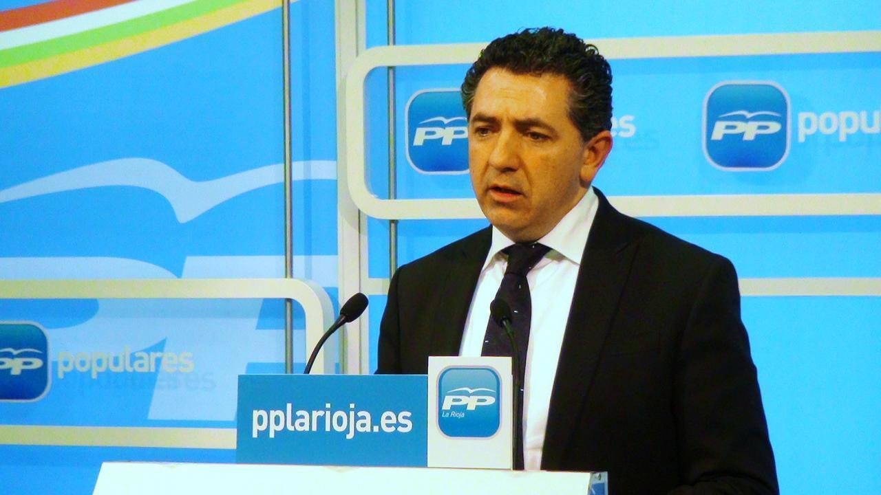 El secretario general del PP de La Rioja, Carlos Cuevas, en una comparecencia ante los medios.