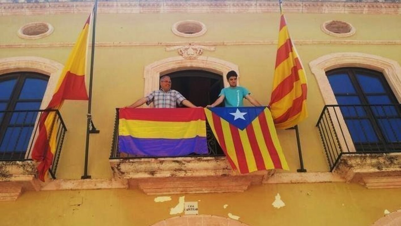 El alcalde de Altafulla (Tarragona) cuelga una bandera republicana en el balcón del ayuntamiento.