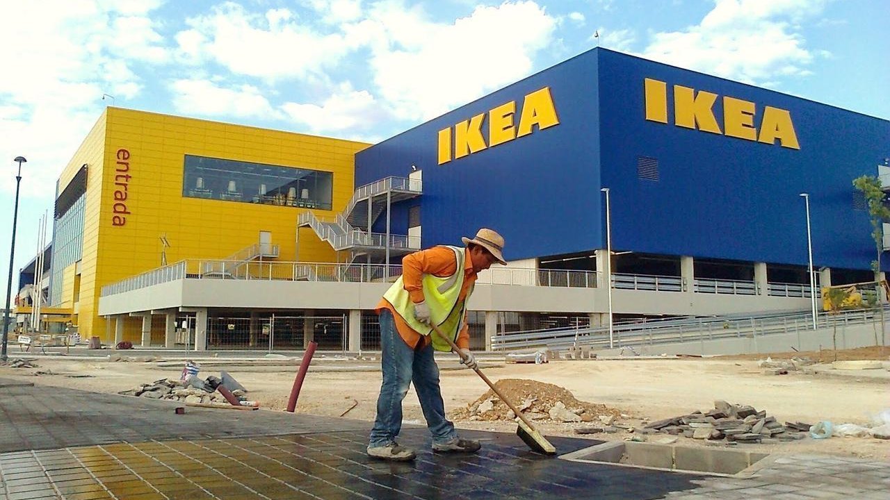 Un operario trabaja junto al Ikea de Alfafar.