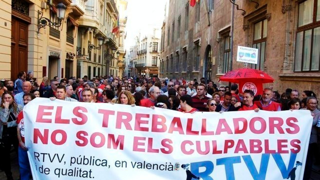 Trabajadores de RTVV se manifiestan contra el cierre del ente autonómico.