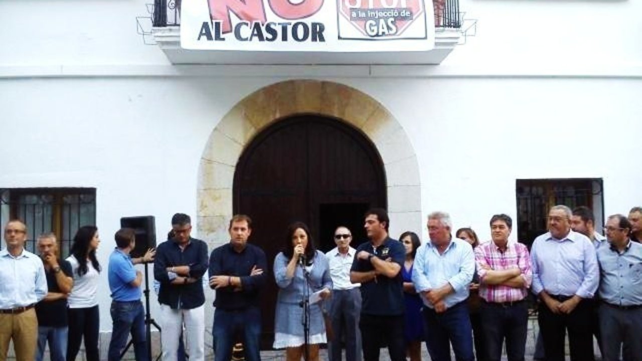 Concentración contra la plataforma Castor frente al ayuntamiento de Peñíscola.