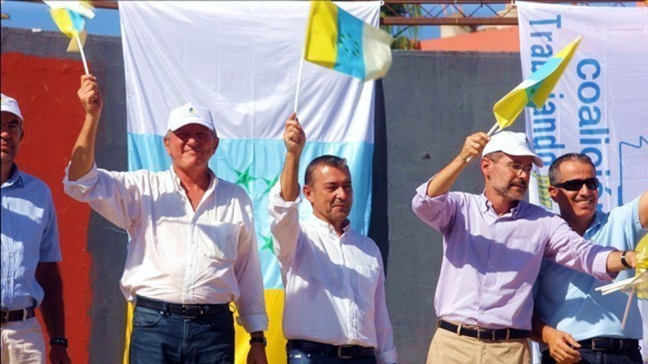 Paulino Rivero ondea una bandera independentista canaria en un mitin.