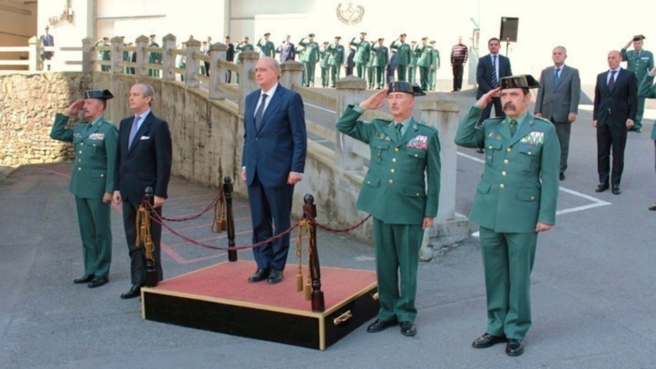 El ministro del Interior y el director de la Guardia Civil, en una visita a la Comandancia de La Salve en Bilbao.