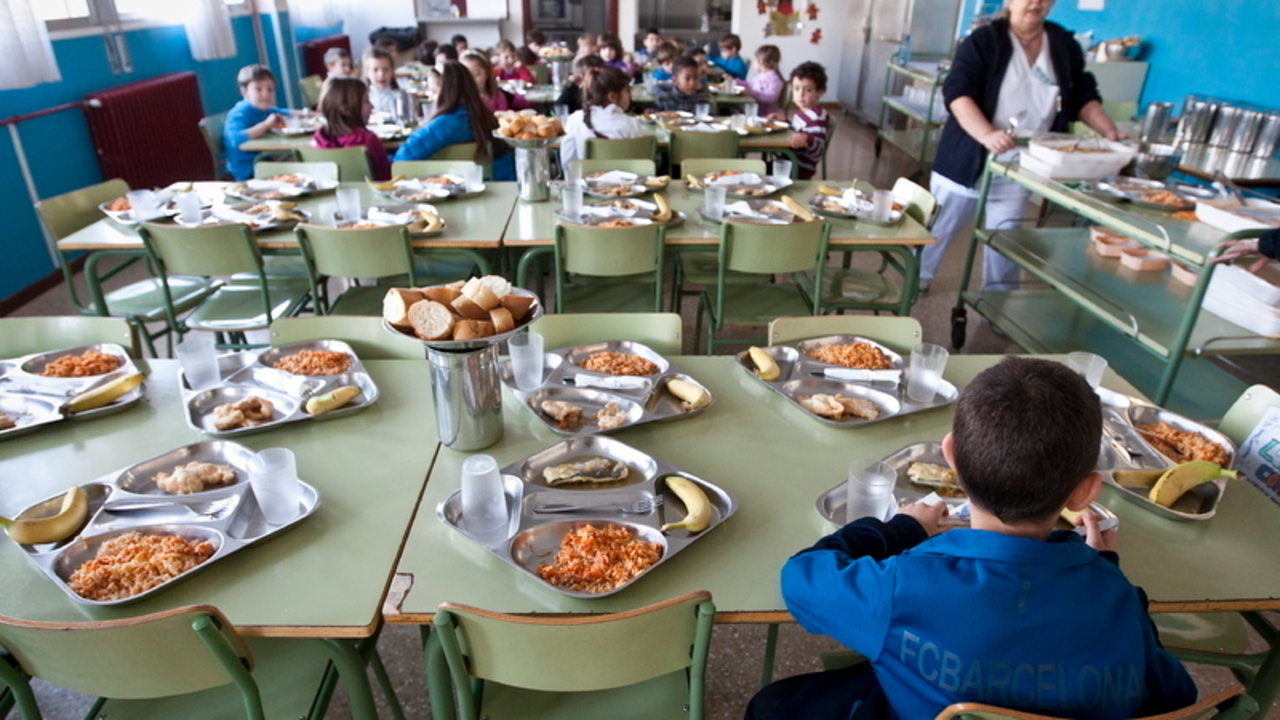 Estallan los comedores escolares: el Gobierno valenciano les debe millones de euros