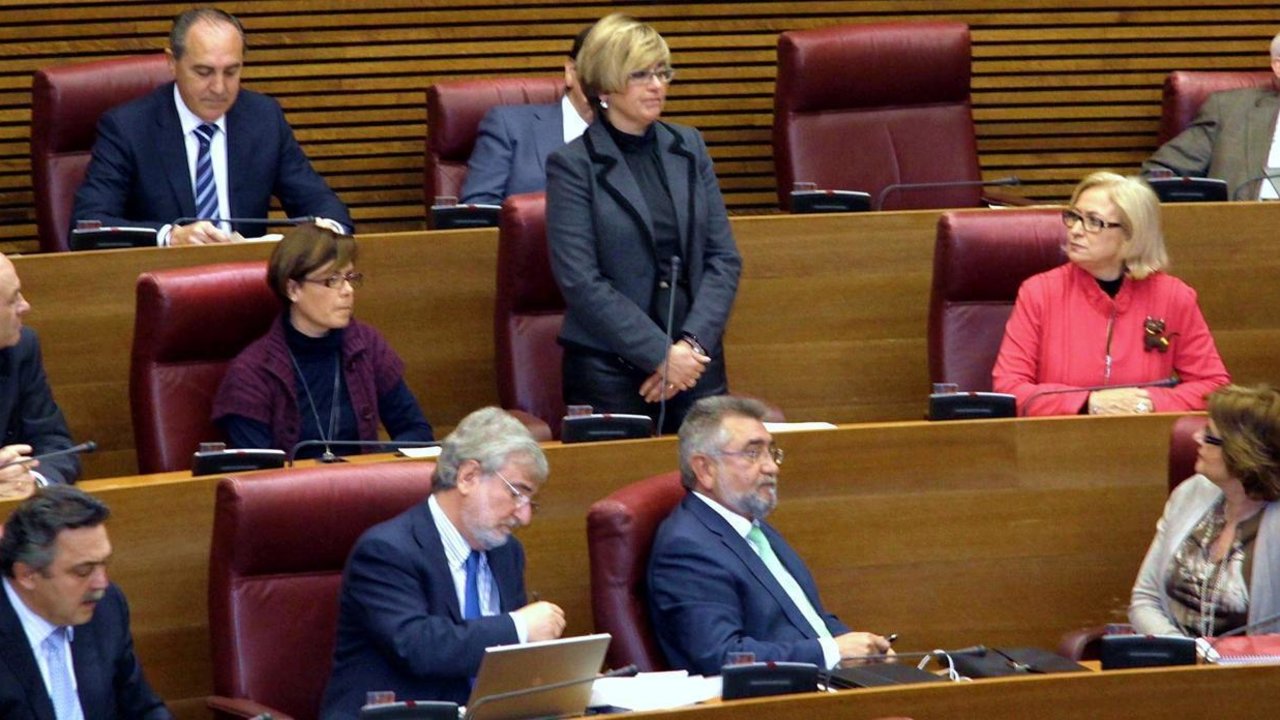Yolanda García (primera diputada por la izquierda), en su escaño de las Cortes Valencianas.