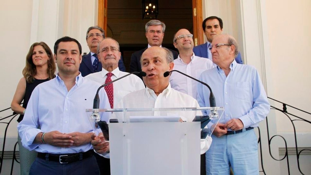 Juan Manuel Moreno Bonilla, con los alcaldes del PP de las ocho capitales de provincia de Andalucía.