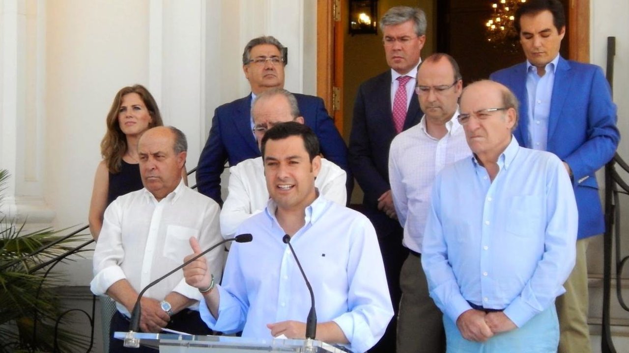 Juan Manuel Moreno Bonilla, en un acto con los ocho alcaldes populares de la capitales de Andalucía.