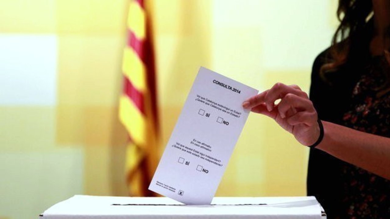 Papeleta y votación para la consulta independentista del 9 de noviembre.