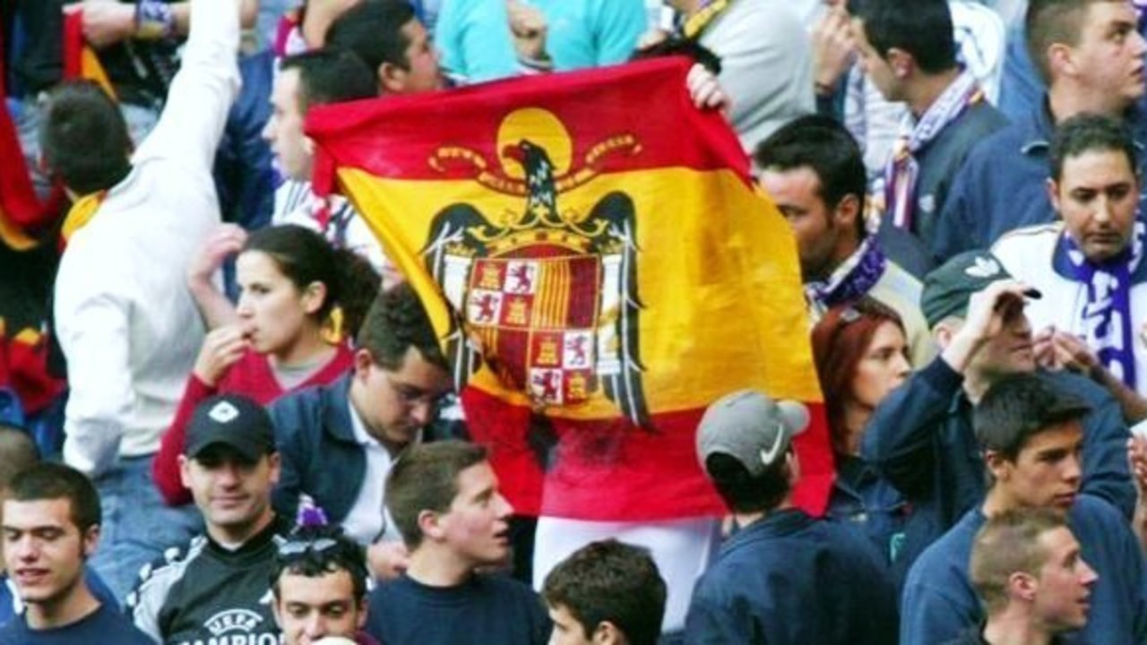 Bandera franquista con el águila de San Juan en el Fondo Sur del Santiago Bernabéu.