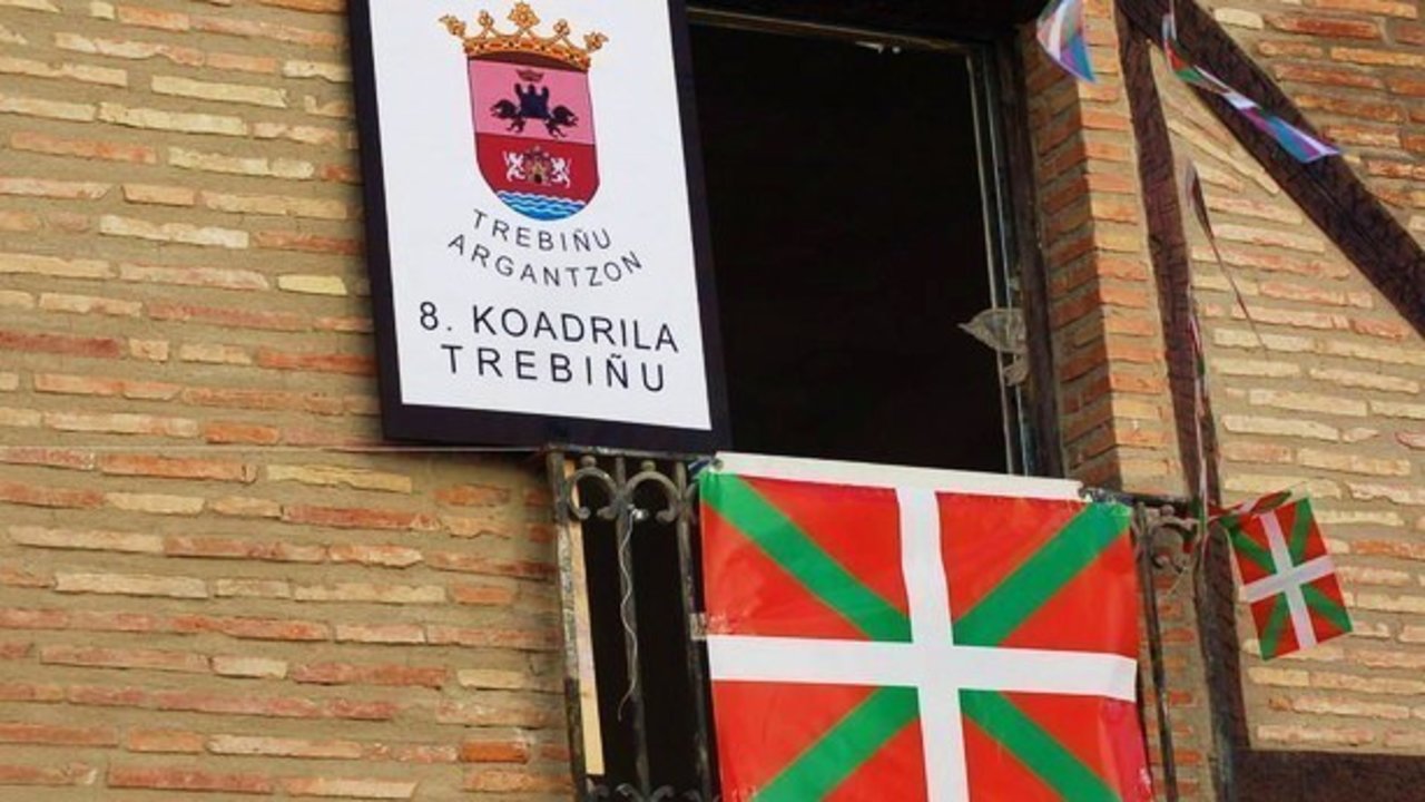 Cartel en Treviño a favor de la anexión al País Vasco.