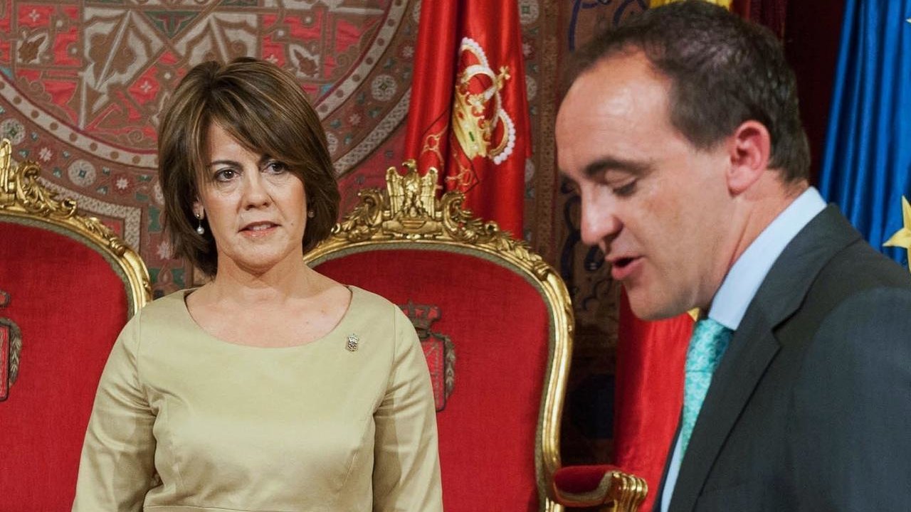 Yolanda Barcina observa a José Javier Esparza en la toma de posesión del consejero de Administración Rural.