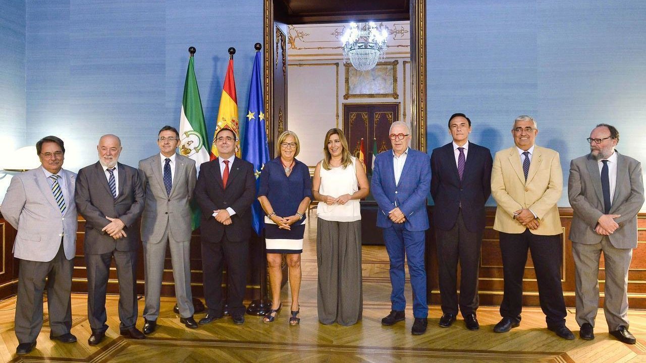 La presidenta de la Junta, Susana Díaz, con los rectores de las universidad públicas de Andalucía.