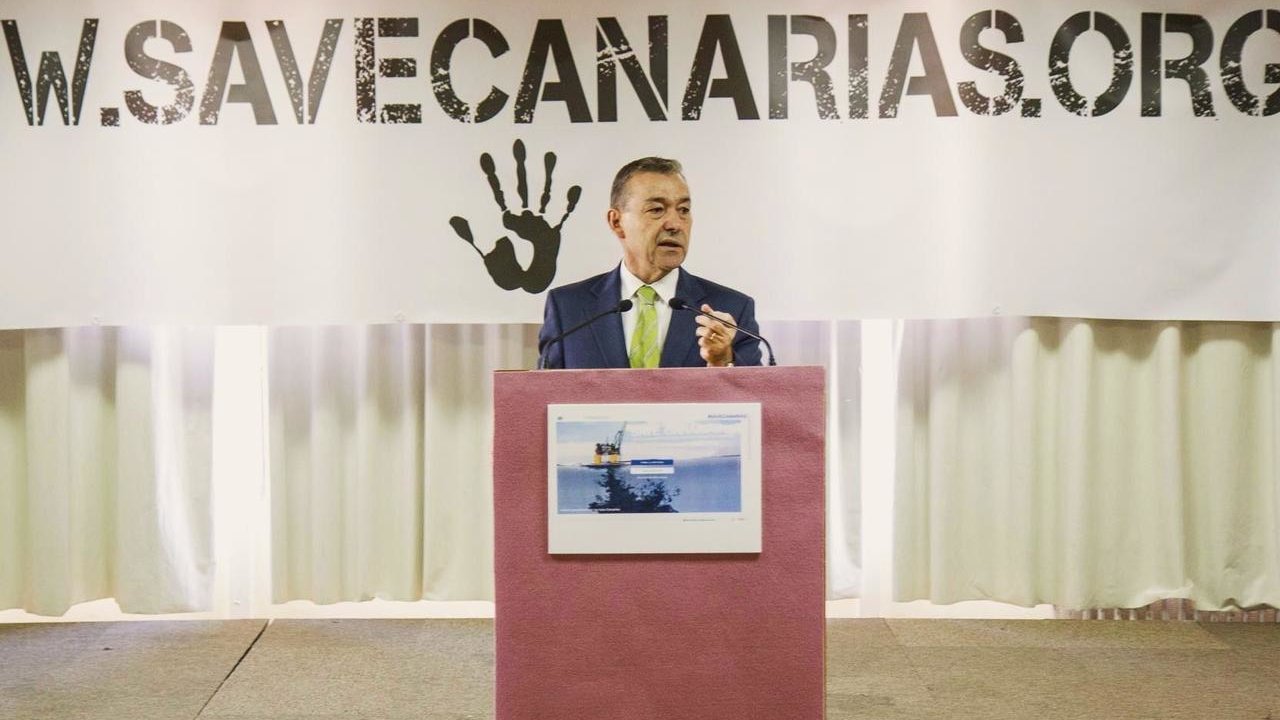 El presidente de Canarias, Paulino Rivero, en un acto contras las prospecciones de Repsol.
