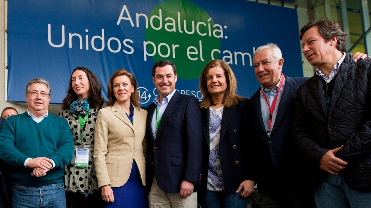 El presidente del PP andaluz, Juan Manuel Moreno, con Fátima Báñez y Javier Arenas a la derecha de la imagen.